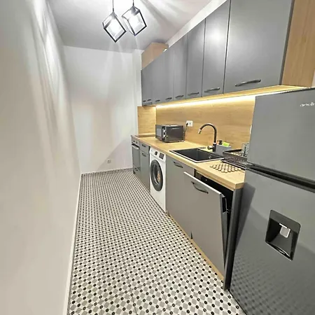Black Residences & Private Parking Apartment *
